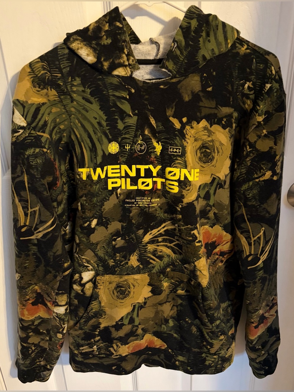 Twenty One Pilots Floral Camo Hoodie, Men’s Size Medium